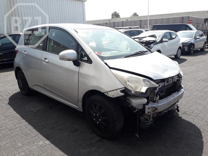 Toyota Verso S 1.33 16V Dual VVT-I Sloopvoertuig (2012, Metallic, Zilver)