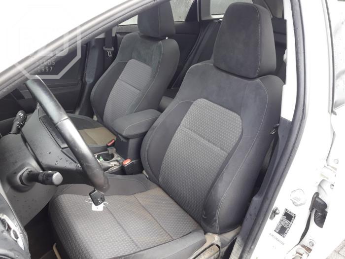 Toyota Auris Touring Sports 1.8 16V Hybrid Skrotfordon (2019, WIT)