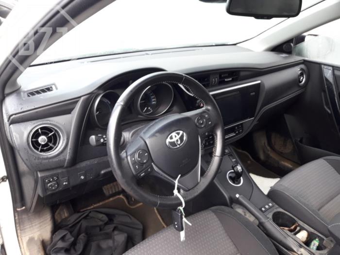 Toyota Auris Touring Sports 1.8 16V Hybrid Skrotfordon (2019, WIT)