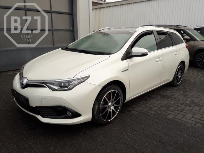 Toyota Auris Touring Sports 1.8 16V Hybrid Skrotfordon (2019, WIT)