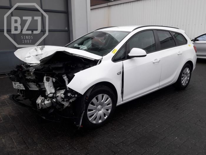 Opel Astra J Sports Tourer 1.6 CDTI 16V Skrotfordon (2015, WIT)