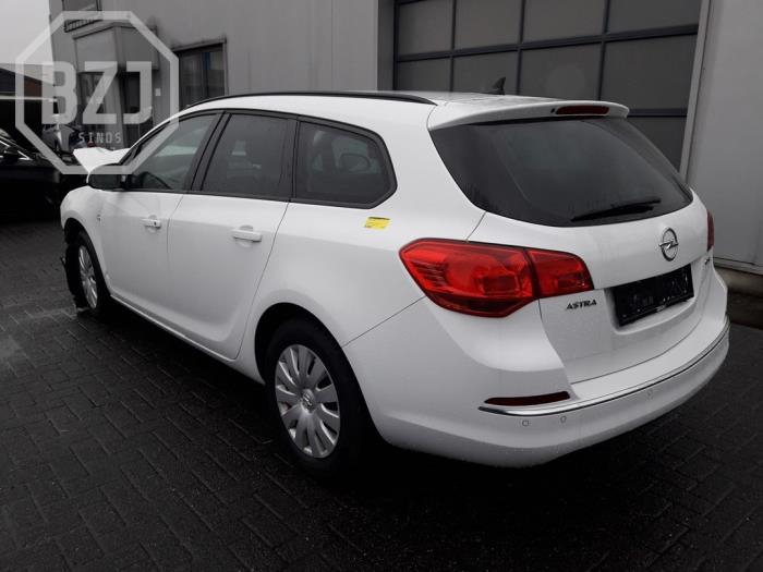 Opel Astra J Sports Tourer 1.6 CDTI 16V Skrotfordon (2015, WIT)