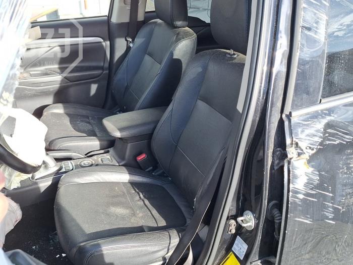 Mitsubishi Outlander 2.0 16V PHEV 4x4 Sloopvoertuig (2015, Zwart)