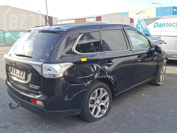 Mitsubishi Outlander 2.0 16V PHEV 4x4 Sloopvoertuig (2015, Zwart)