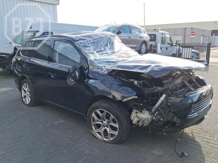 Mitsubishi Outlander 2.0 16V PHEV 4x4 Sloopvoertuig (2015, Zwart)