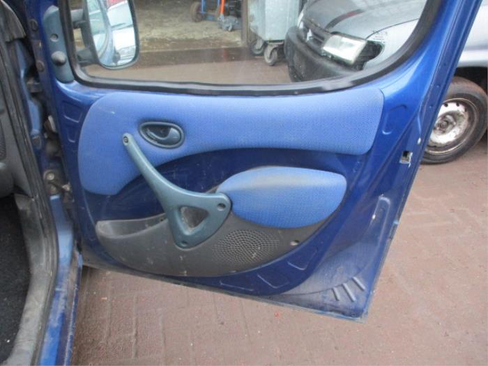 Fiat Doblo 1.6 16V Samochód złomowany (2002, Niebieski)