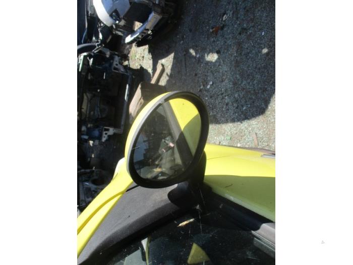 Peugeot 107 1.0 12V Samochód złomowany (2006, Zólty)