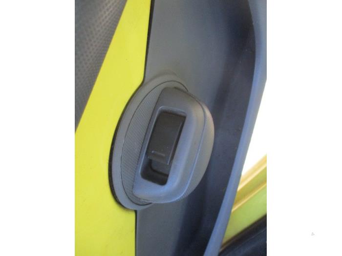 Peugeot 107 1.0 12V Samochód złomowany (2006, Zólty)