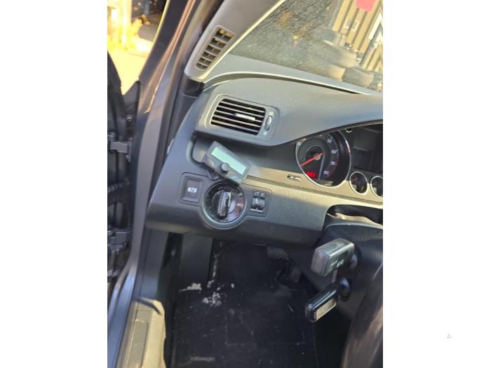 Volkswagen Passat Variant 2.0 FSI 16V Samochód złomowany (2006, Szary)