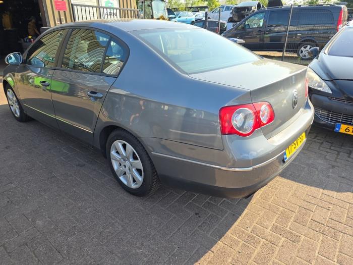 Volkswagen Passat Variant 2.0 FSI 16V Samochód złomowany (2006, Szary)