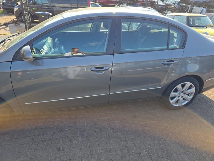 Volkswagen Passat Variant 2.0 FSI 16V Samochód złomowany (2006, Szary)