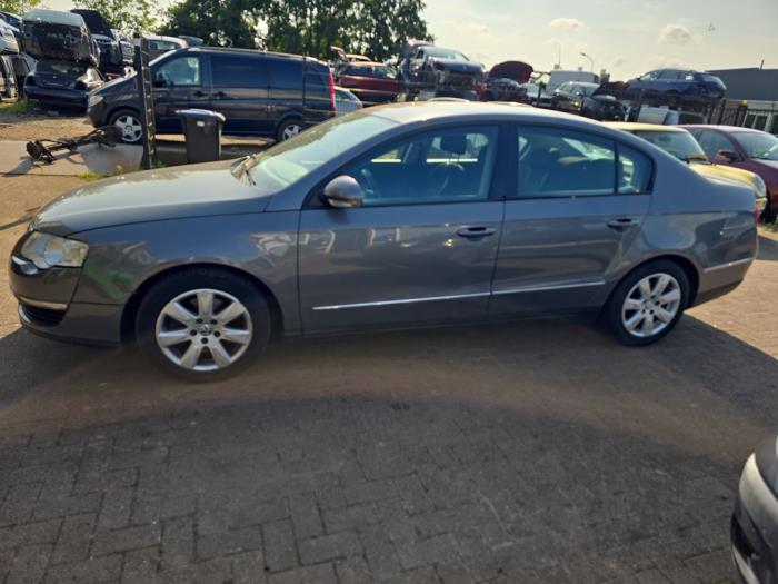 Volkswagen Passat Variant 2.0 FSI 16V Samochód złomowany (2006, Szary)