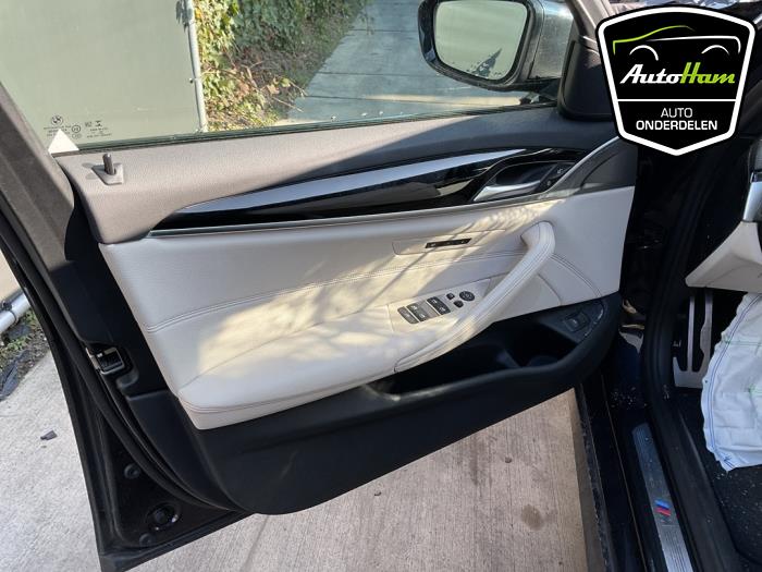 BMW 5 serie Touring 530i 2.0 TwinPower Turbo 16V Mild Hybrid Skrotfordon (2021, ZWART)