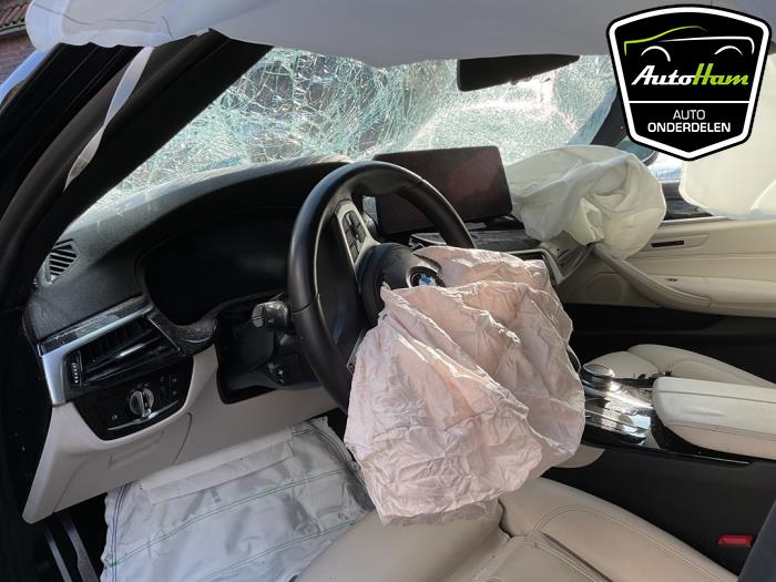 BMW 5 serie Touring 530i 2.0 TwinPower Turbo 16V Mild Hybrid Skrotfordon (2021, ZWART)