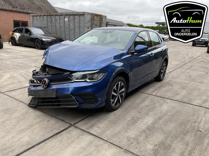 Volkswagen Polo VI 1.0 TSI 12V Skrotfordon (2022, BLAUW)