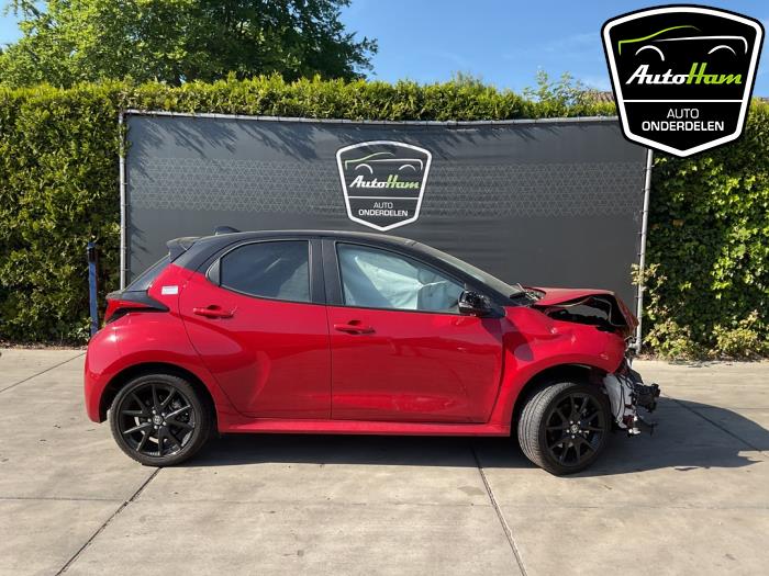 Toyota Yaris IV 1.5 12V Hybrid 115 Skrotfordon (2023, ROOD)