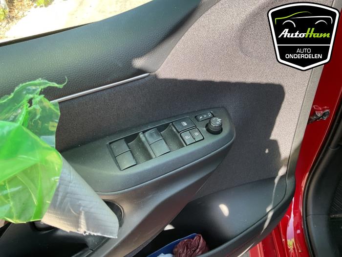 Toyota Yaris IV 1.5 12V Hybrid 115 Skrotfordon (2023, ROOD)