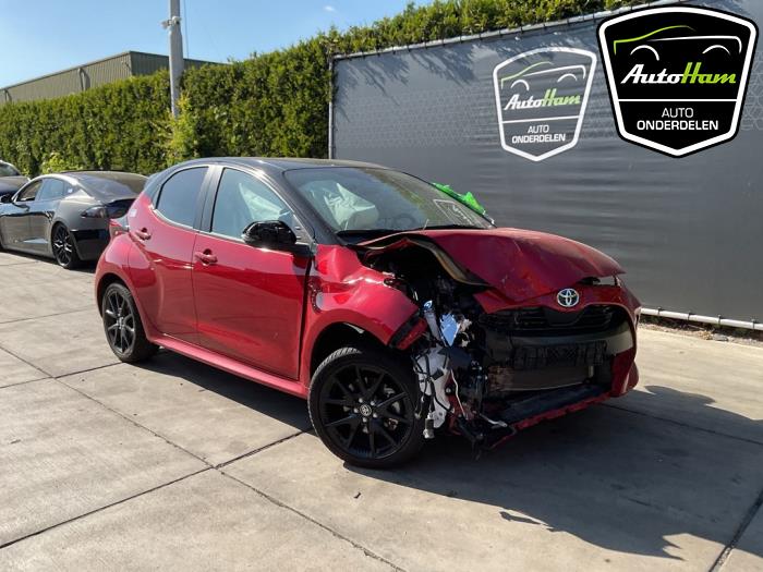 Toyota Yaris IV 1.5 12V Hybrid 115 Skrotfordon (2023, ROOD)