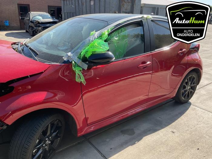 Toyota Yaris IV 1.5 12V Hybrid 115 Skrotfordon (2023, ROOD)