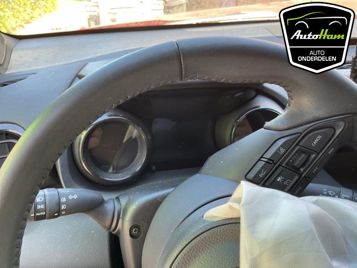 Toyota Yaris IV 1.5 12V Hybrid 115 Skrotfordon (2023, ROOD)