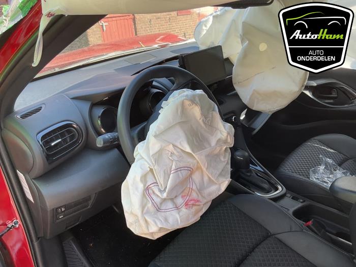 Toyota Yaris IV 1.5 12V Hybrid 115 Skrotfordon (2023, ROOD)