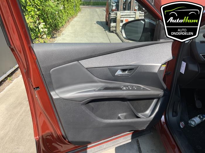 Peugeot 3008 II 1.2 12V e-THP PureTech 130 Skrotfordon (2018, BRUIN)