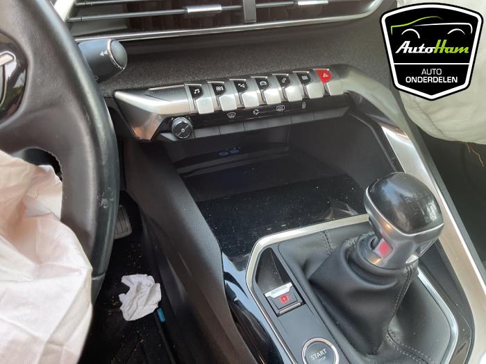 Peugeot 3008 II 1.2 12V e-THP PureTech 130 Skrotfordon (2018, BRUIN)