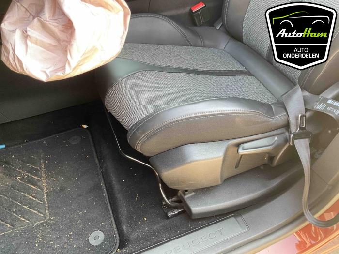 Peugeot 3008 II 1.2 12V e-THP PureTech 130 Skrotfordon (2018, BRUIN)