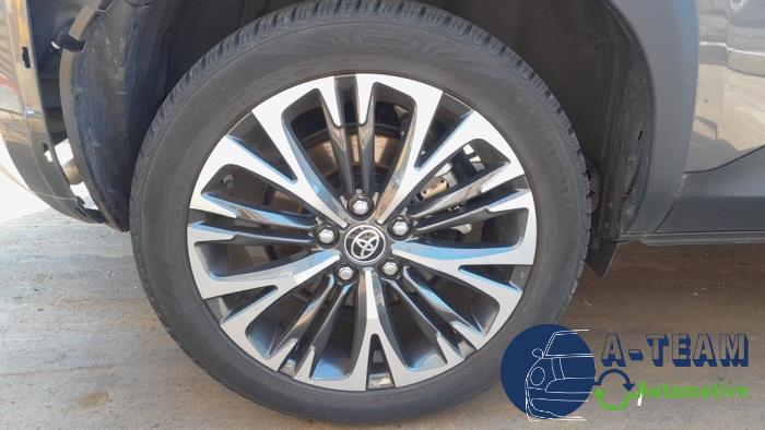 Toyota Yaris Cross 1.5 12V Hybrid 115 Sloopvoertuig (2022, Grijs)