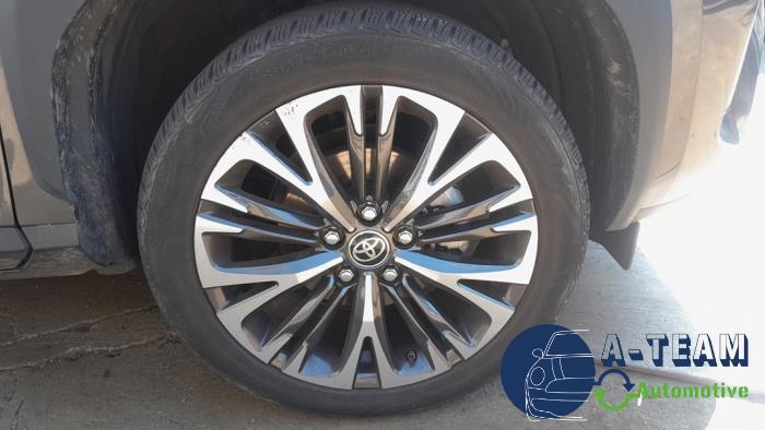 Toyota Yaris Cross 1.5 12V Hybrid 115 Sloopvoertuig (2022, Grijs)