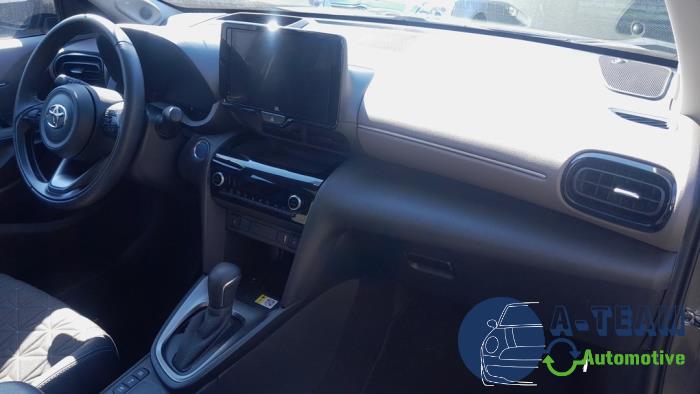 Toyota Yaris Cross 1.5 12V Hybrid 115 Sloopvoertuig (2022, Grijs)