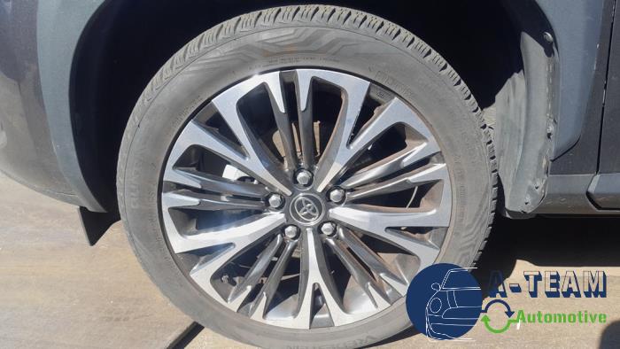 Toyota Yaris Cross 1.5 12V Hybrid 115 Sloopvoertuig (2022, Grijs)