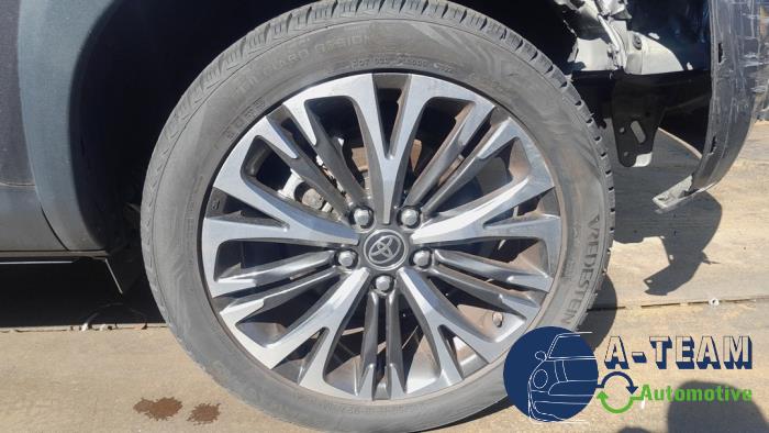 Toyota Yaris Cross 1.5 12V Hybrid 115 Sloopvoertuig (2022, Grijs)