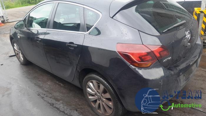 Opel Astra J 1.7 CDTi 16V EcoFLEX 130 Sloopvoertuig (2012, Zwart)