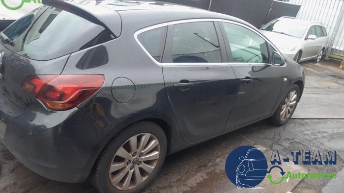 Opel Astra J 1.7 CDTi 16V EcoFLEX 130 Sloopvoertuig (2012, Zwart)