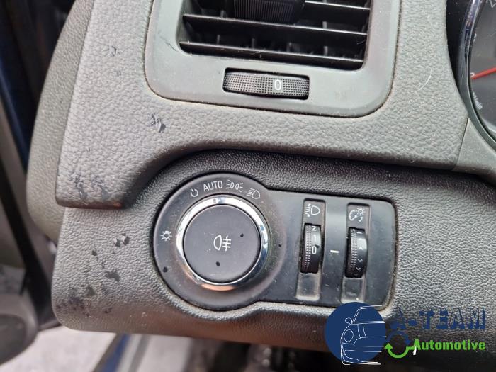 Opel Insignia 1.6 Turbo 16V Ecotec Samochód złomowany (2011, Niebieski)