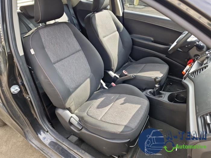 Kia Picanto 1.0 12V Skrotfordon (2012, ZWART)