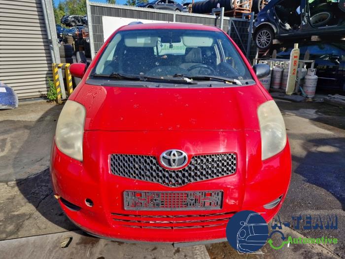 Toyota Yaris II 1.3 16V VVT-i Skrotfordon (2007, ROOD)