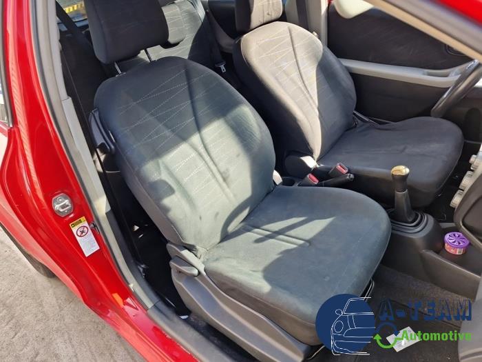 Toyota Yaris II 1.3 16V VVT-i Skrotfordon (2007, ROOD)