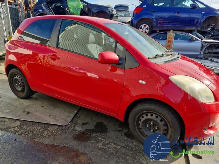 Toyota Yaris II 1.3 16V VVT-i Skrotfordon (2007, ROOD)