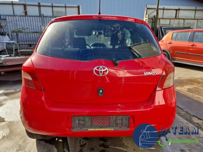 Toyota Yaris II 1.3 16V VVT-i Skrotfordon (2007, ROOD)