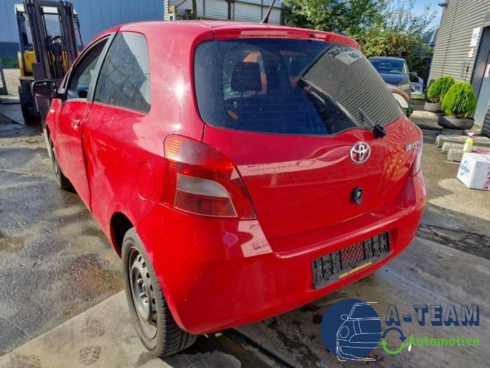 Toyota Yaris II 1.3 16V VVT-i Skrotfordon (2007, ROOD)