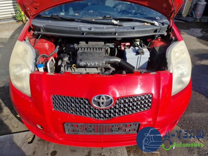 Toyota Yaris II 1.3 16V VVT-i Skrotfordon (2007, ROOD)