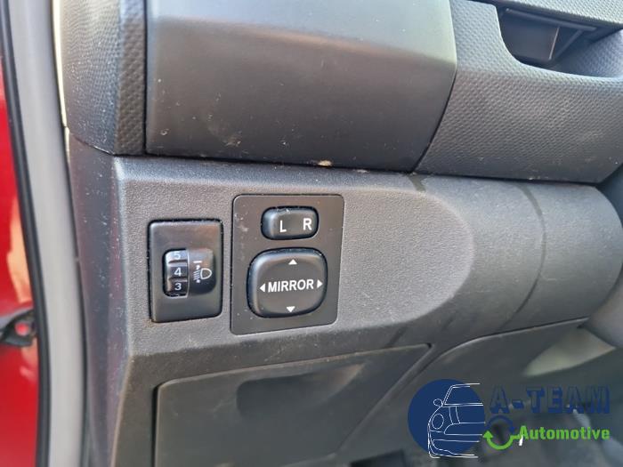 Toyota Yaris II 1.3 16V VVT-i Skrotfordon (2007, ROOD)