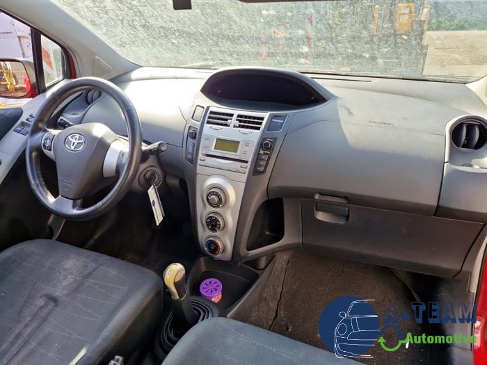 Toyota Yaris II 1.3 16V VVT-i Skrotfordon (2007, ROOD)