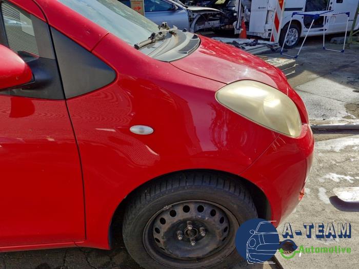 Toyota Yaris II 1.3 16V VVT-i Skrotfordon (2007, ROOD)