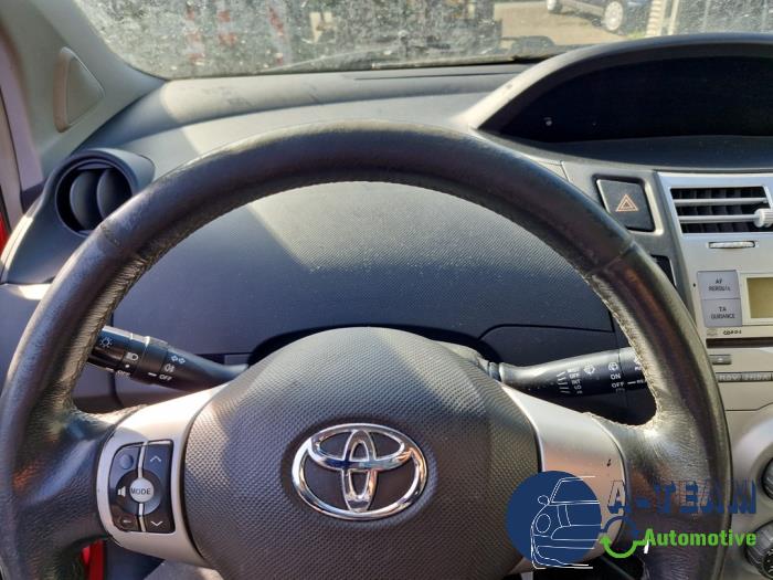 Toyota Yaris II 1.3 16V VVT-i Skrotfordon (2007, ROOD)