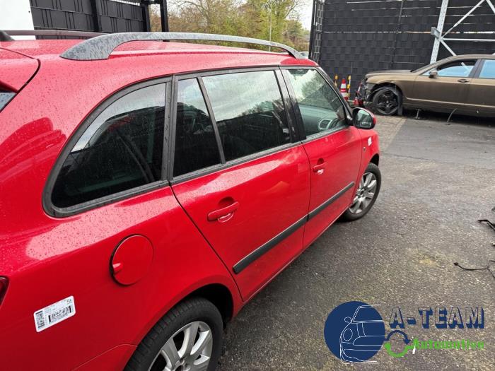 Skoda Fabia II Combi 1.4i 16V Samochód złomowany (2010, Czerwony)