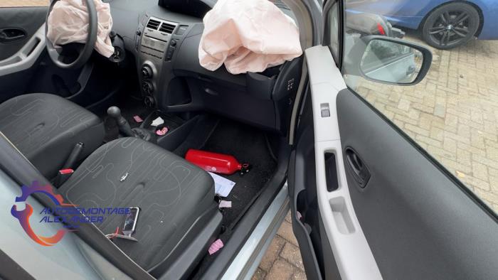 Toyota Yaris II 1.0 12V VVT-i Sloopvoertuig (2009, Grijs)