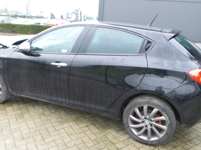 Alfa Romeo Giulietta 1.4 TB 16V MultiAir Skrotfordon (2013, ZWART UNI)